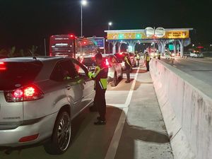 500 Kendaraan Pemudik Dipaksa Putar Balik di Exit Tol Ngawi Sejak Kemarin