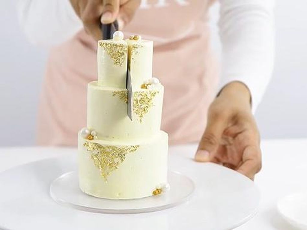 Keren! Baker Ini Unjuk Kebolehan Bikin Wedding Cake Super Mini