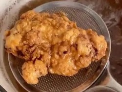 Wanita Ini Diprotes Gara-gara Cuci Ayam Pakai Air dan Lemon