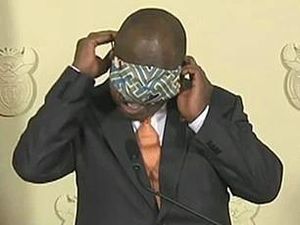 Video: Kesulitan Pakai Masker, Presiden Afsel Jadi Bahan Tertawaan