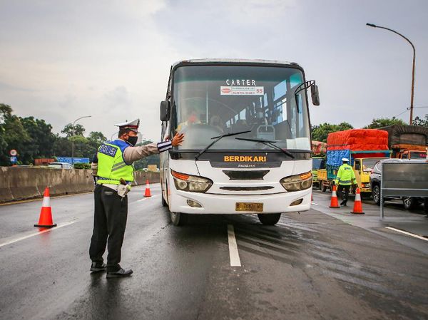 Penyekatan Kendaraan di Exit Tol Bitung Tangerang