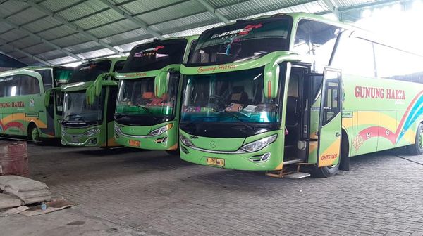 Penampakan Bus Dikandangi karena Larangan Mudik