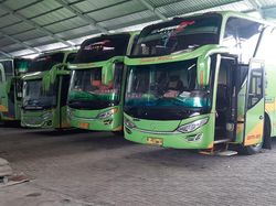 Penampakan Bus Dikandangi karena Larangan Mudik