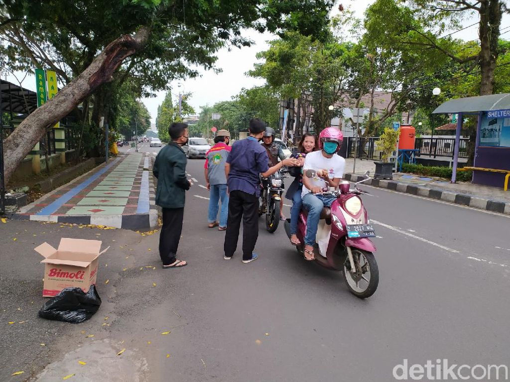 Tak Gelar Bukber, Pengurus Masjid Agung Ciamis Bagikan Takjil Tak Gelar Bukber, Pengurus Masjid Agung Ciamis Bagikan Takjil