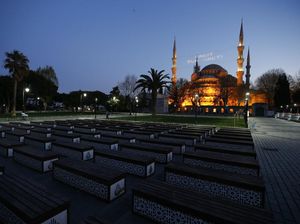 Sepinya Masjid Biru Turki saat Ramadhan di Tengah Pandemi Corona
