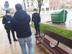 Demi Bisa Keluar Saat Lockdown, Warga Spanyol Bawa Jalan Ikan Hingga Ayam