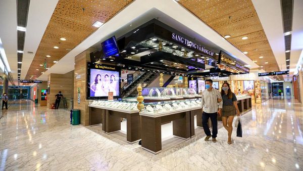 Restoran hingga Mal di Vietnam Buka Lagi