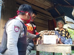 Lintasi Pegunungan, Polisi Salurkan Bantuan ke Warga Terpencil di Luwu