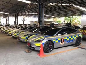 Pakai Tesla Model 3, Polisi Thailand Beli Secara Kredit