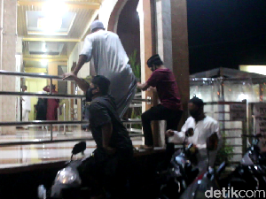 Warga Nekat Tarawih, Listrik Masjid di Parepare Diduga Diputus