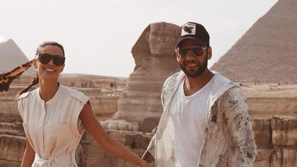 Kemesraan Model Cantik & Pemain Bola Dani Alves yang Lamarannya Sempat Ditolak