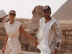 Kemesraan Model Cantik & Pemain Bola Dani Alves yang Lamarannya Sempat Ditolak