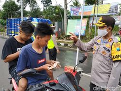 Tak Dapat Pemudik, Polisi Pacitan Cegat Pengguna Jalan Tak Bermasker