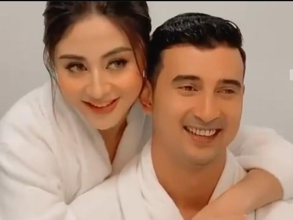 Pakai Bathrobe saat Pemotretan, Ali Syakieb dan Margin Wieheerm Makin Mesra Pakai Bathrobe saat Pemotretan, Ali Syakieb dan Margin Wieheerm Makin Mesra