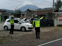 Polisi Sekat Akses Garut, Kendaraan Pemudik Harus Putar Balik