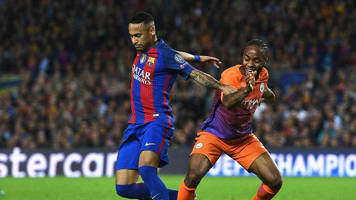 BARCELONA, SPAIN - OCTOBER 19: Neymar of Barcelona holds off pressure from Raheem Sterling of Manchester City during the UEFA Champions League group C match between FC Barcelona and Manchester City FC at Camp Nou on October 19, 2016 in Barcelona, Spain.  (Photo by David Ramos/Getty Images)