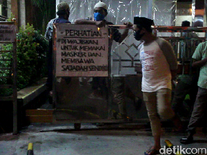 Masjid Ditutup, Jemaah Nekat Panjat Pagar Demi Salat Tarawih