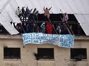 Takut Corona, Napi di Argentina Bakar Kasur hingga Panjat Atap