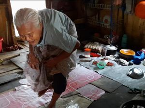 Bantuan dari Masyarakat Mengalir Untuk Nenek Khalijah Bantuan dari Masyarakat Mengalir Untuk Nenek Khalijah