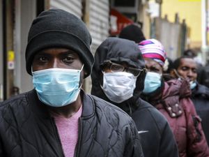 Direktur CDC Sebut Masker Bisa Lebih Efektif Cegah Corona daripada Vaksin