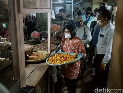 Sidak Pasar Genteng Jelang PSBB, Risma Tata Lapak Pedagang Agar Tak Dempet