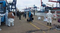 Momen 57 WNI ABK Artania dari Australia Tiba di Jakarta