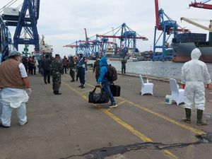 Momen 57 WNI ABK Artania dari Australia Tiba di Jakarta