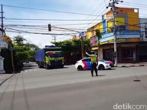Distribusi Sembako di Trenggalek Dipastikan Aman dengan Pengawalan