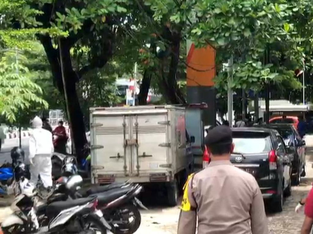 Didatangi Polisi Ber-APD, Warga Makassar yang Berkerumun Langsung Kabur