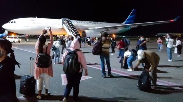 KBRI Colombo melakukan repatriasi 335 Pekerja Migran Indonesia (PMI) di Sri Lanka dan Maladewa menggunakan pesawat Garuda Indonesia yang mendarat di Tanah Air pada Jumat (24/4).