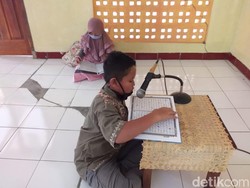Selama Ramadhan, Ngaji di Desa Pacitan Ini Dapat Masker dan Hand Sanitizer