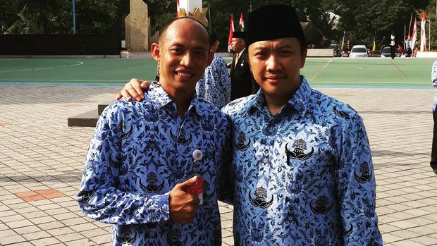 Suryo Agung Wibowo (kiri) bersama mantan Menpora RI, Imam Nahrawi. Dia tercatat sebagai Aparatur Sipil Negara (ASN) di Kemenpora RI sejak 2008.
