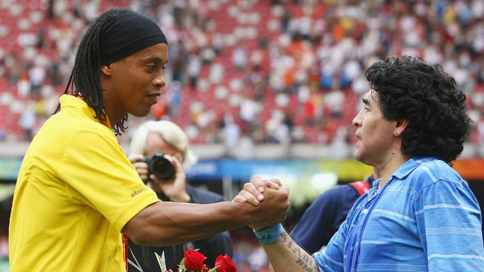 BEIJING - AUGUST 23:  Diego Maradona of Argentina shakes the hand of Ronaldinho of Brazil during the medal ceremony for the Mens Football at the National Stadium on Day 15 of the Beijing 2008 Olympic Games on August 23, 2008 in Beijing, China.  (Photo by Alexander Hassenstein/Getty Images)