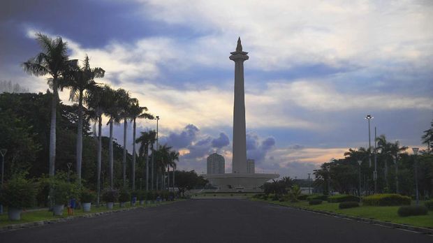 SEPINYA PUSAT KERAMAIAN KOTA Suasana kawasan Monumen Nasional (Monas) yang ditutup untuk umum saat pandemi COVID-19 di Jakarta, Jumat (17/4/2020). ANTARA FOTO/Akbar Nugroho Gumay.
