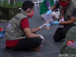 Relawan Covid 19 Sulsel Berbuka dengan Pisang Ijo dan Palakko Ayam