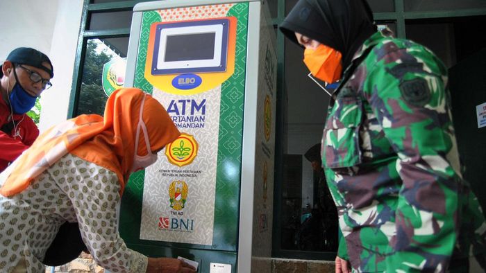 ATM beras gratis tersedia di Kodim 0606/Kota Bogor. Mesin tersebut dioperasikan untuk menyediakan 1,5 ton beras untuk 1.000 orang per harinya.