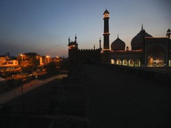 Kasus Corona Melonjak, Masjid Terbesar New Delhi Ditutup Lagi