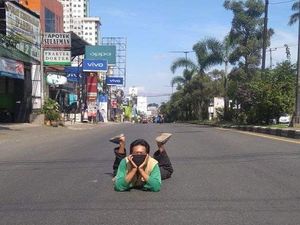 Cerita Warga Sumedang Berfoto Santai di Tengah Jalan yang Sepi