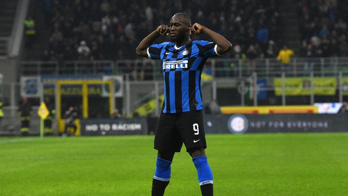 MILAN, ITALY - DECEMBER 21: Romelu Lukaku of FC Internazionale celebrates scoring a goal during the Serie A match between FC Internazionale and Genoa CFC at Stadio Giuseppe Meazza on December 21, 2019 in Milan, Italy. (Photo by Chris Ricco/Getty Images)