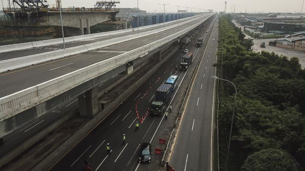 Potret Penyekatan Pemudik di Tol Jakarta Cikampek