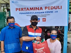 Pertamina Bagikan 1.000 Paket Sembako ke Warga Sekitar Kantor Pusat