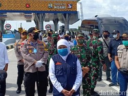 Cara Khofifah Halau Kendaraan Masuk Jatim di Tol Ngawi