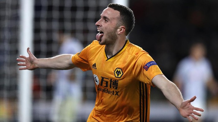 WOLVERHAMPTON, ENGLAND - DECEMBER 12:  Diogo Jota of Wolverhampton Wanderers celebrates after scoring his first goal during the UEFA Europa League group K match between Wolverhampton Wanderers and Besiktas at Molineux on December 12, 2019 in Wolverhampton, United Kingdom. (Photo by David Rogers/Getty Images)