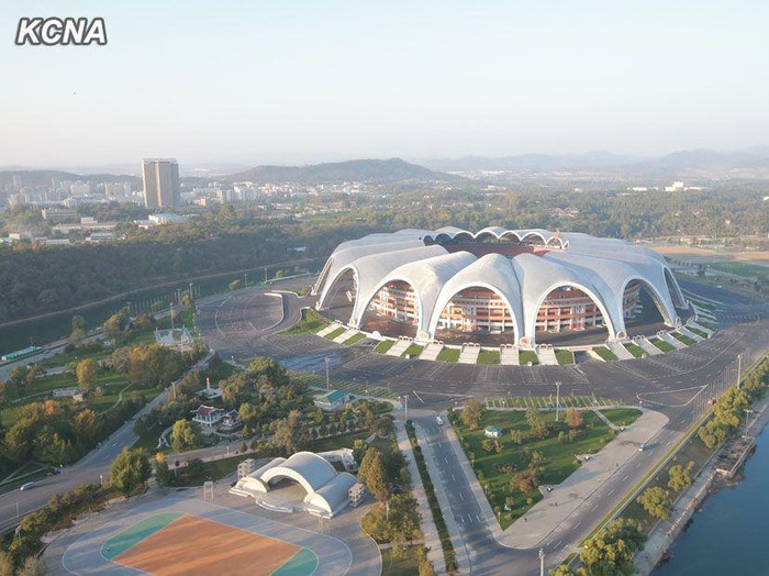 Siapa sangka ternyata Korea Utara punya stadion sepakbola yang tak hanya megah tapi juga jadi salah satu yang terbesar di dunia. Penasaran? Yuk, lihat.