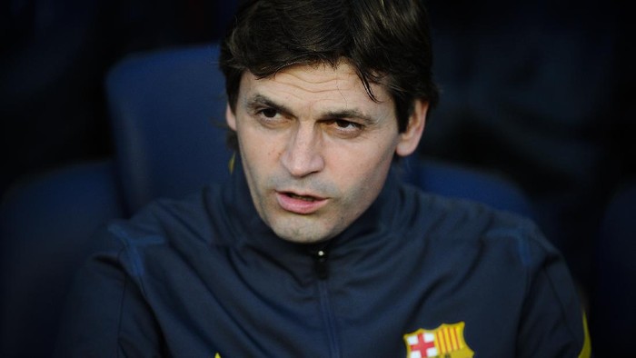 BARCELONA, SPAIN - MAY 02:  Coach Assistant Tito Vilanova of FC Barcelona looks on from the bench prior to the La Liga match between FC Barcelona and Malaga CF at Camp Nou Stadium on May 2, 2012 in Barcelona, Spain. Tito Vilanova will be the FC Barcelona head coach next season. FC Barcelona won 4-1.  (Photo by David Ramos/Getty Images)