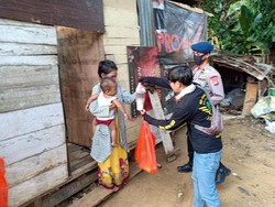 Gandeng Ojek Online, Brimob Sultra Bagi Takjil ke Warga Terdampak COVID-19