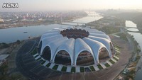 Tak cuma megah, Rungrado 1st of May Stadium juga punya desain unik; 16 lengkungan di bagian atas membuatnya menyerupai kelopak bunga magnolia. Istimewa/Dok. KCNA via stadiumdb.com.