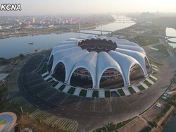 Tak cuma megah, Rungrado 1st of May Stadium juga punya desain unik; 16 lengkungan di bagian atas membuatnya menyerupai kelopak bunga magnolia. Istimewa/Dok. KCNA via stadiumdb.com.