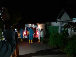 Heboh Warga Situbondo Dijemput Tim Medis Ber-APD Lengkap di Bondowoso