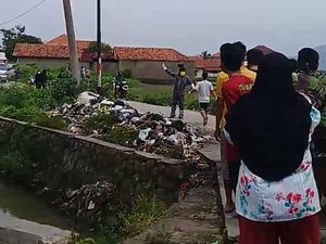 Viral Warga Bandung Hadang Ambulans yang Diduga Bawa Jenazah Corona